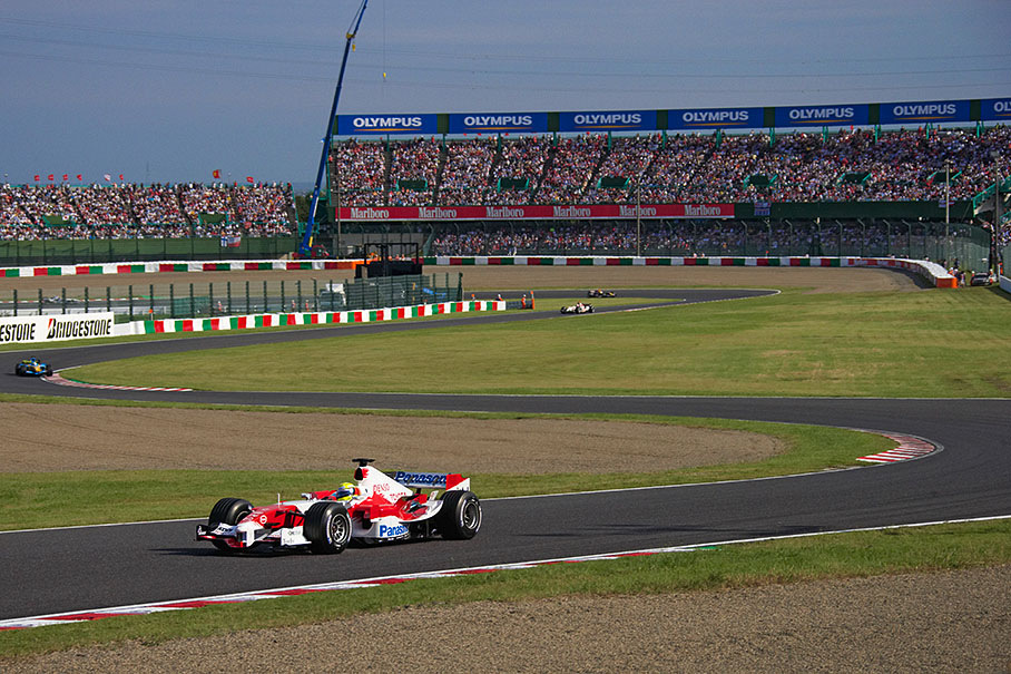 The leader Ralf Schumacher (Toyota) enjoying the exciting track layout.