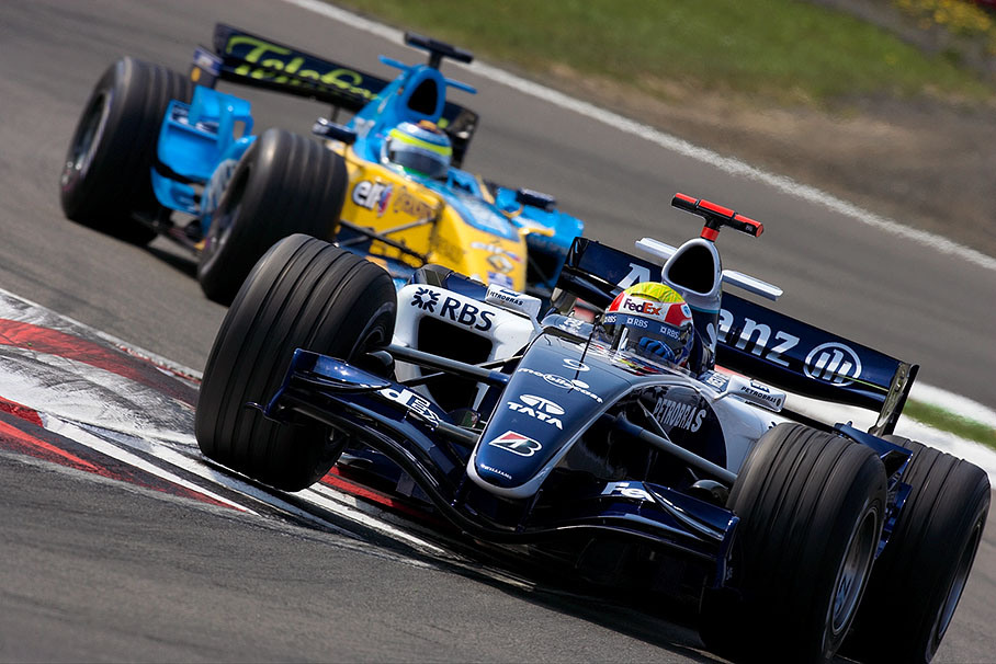 Mark Webber in front of a Renault