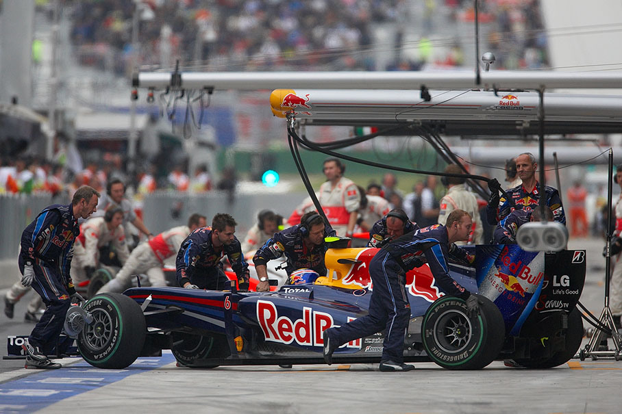 Mark Webber, Red Bull Racing, is prepared for the last lap in Q3