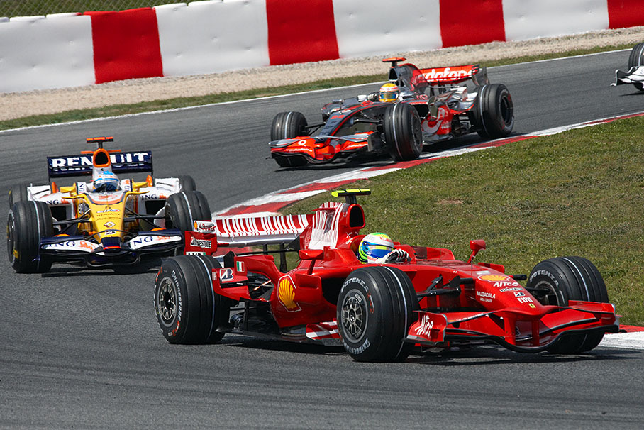 Massa in front of Alonso and Hamilton during the first yellow flag phase in lap 2 after the collision of Sutil and Vettel in first lap