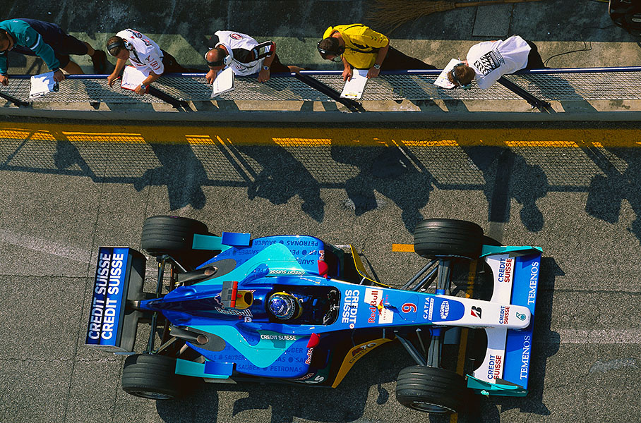Team's engineers exchanging data at pitlane end