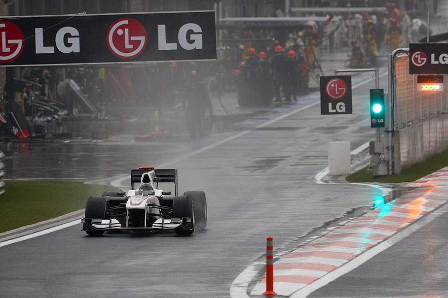 Nick Heidfeld, BMW Sauber F1 Team, makes use of another safety car phase to change to intermediate tyres