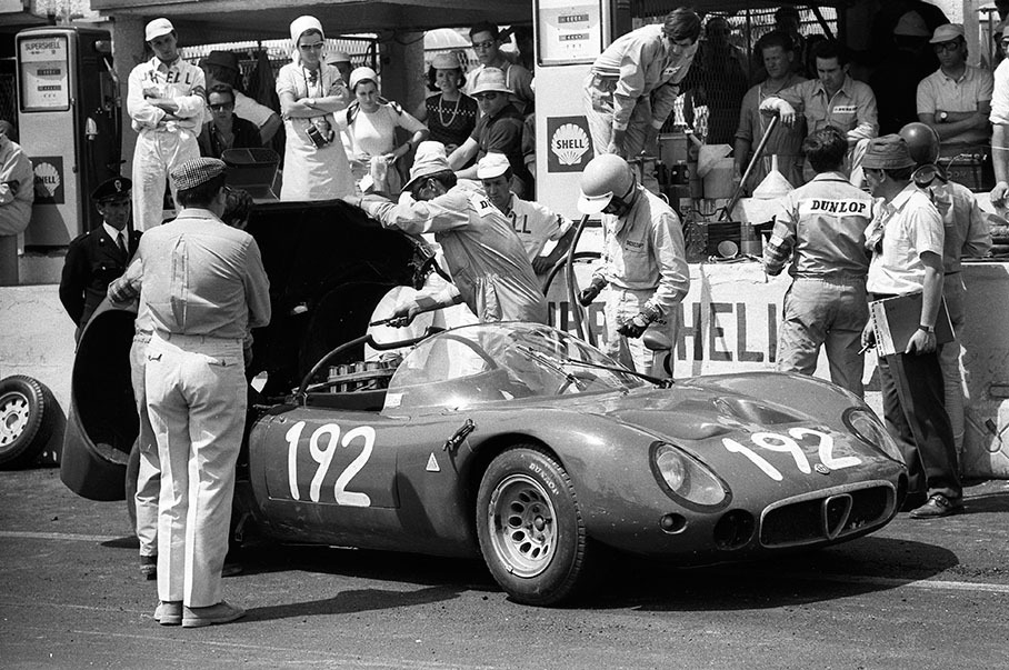 Pitstop of Nanni Galli's (I) and Ignazio Giunti's (I) Alfa Romeo T33