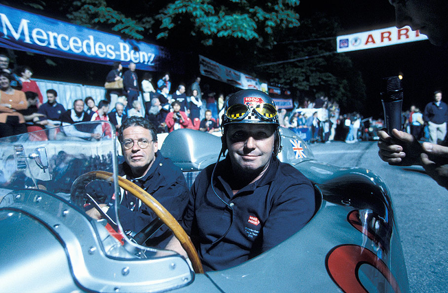 Mille Miglia 2001: Der Mercedes-Benz 300 SLR 722, Siegerauto von Stirling Moss bei der Mille Miglia 1955, gefahren von Jochen Mass