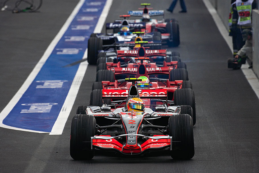 The qualifying competitors s line up for Q3, Hamilton in front, then the two Ferraris