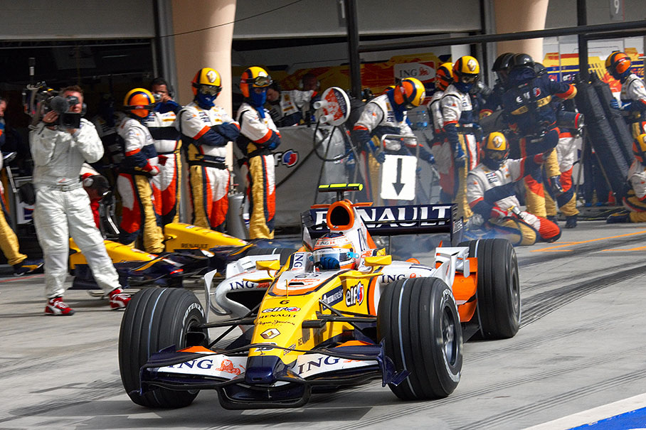 Piquet rushes out of Renault pits