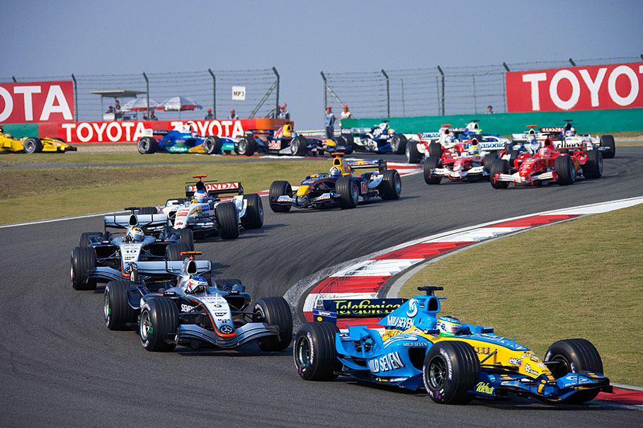Giancarlo Fisichella leading the rest of the field.