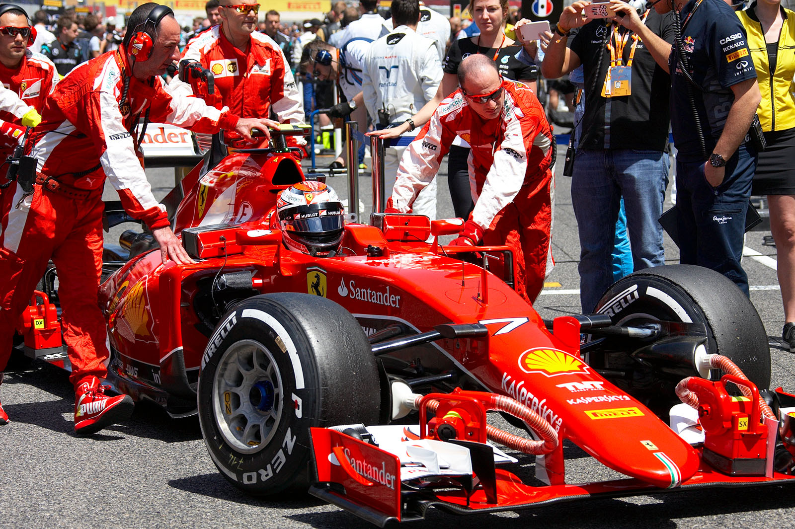 Kimi Raikkonen arrives on the grid, Spanish Grand Prix, Barcelona, 2015