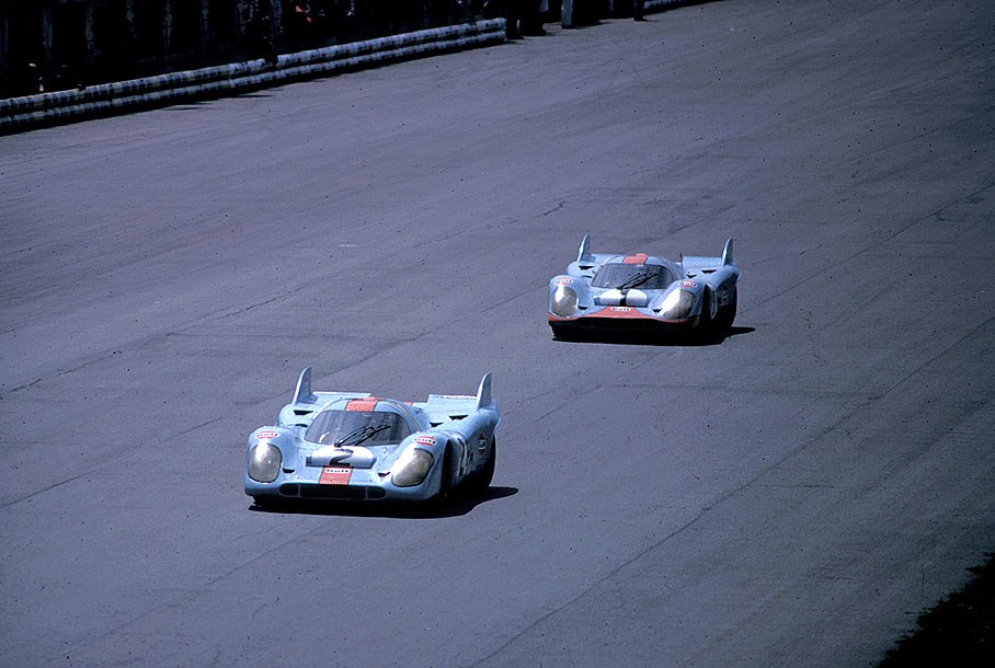 2-1 until the end: Pedro Rodriguez (MEX) and Jackie Oliver (GB) on Porsche 917K 034/013 in front of Jo Siffert's (CH) and Derek Bell's (GB) Porsche 917K 004/017, both winning cars entered by John Wyer Automotive