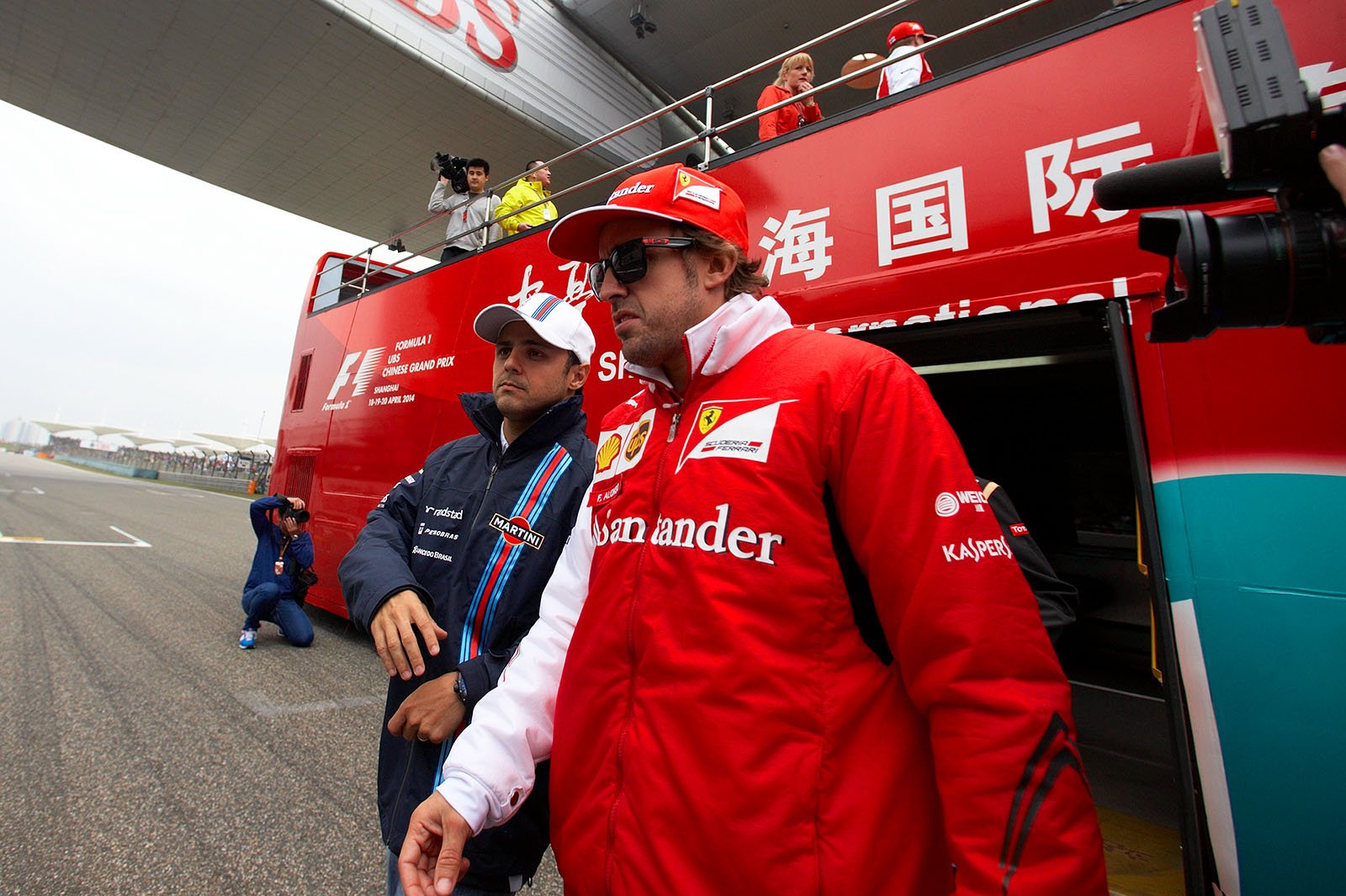 Alonso and Massa are back from the parade lap