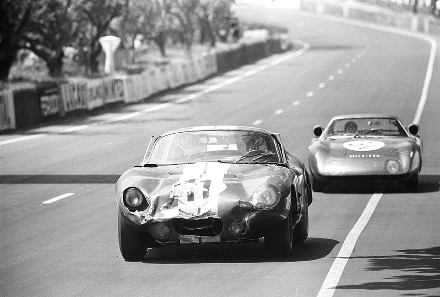 Despite a damaged front bodywork, the Shelby Cobra Daytona Coupe CSX2299 driven by Jack Sears (GB) and Dick Thompson (USA) gains first position in the GT5.0 class (8th overall), seen here in front of Graham Hill's (GB) and Jackie Stewart's (GB) Rover-BRM Turbine