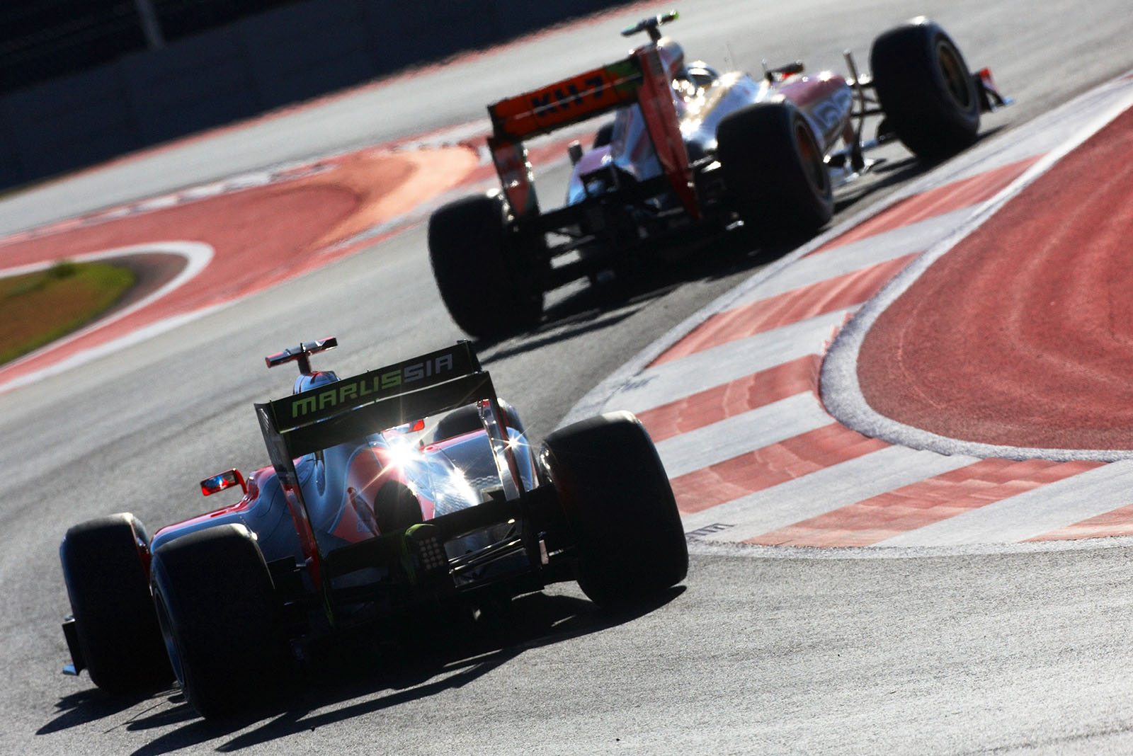 Timo Glock, Virgin Racing, follows an HRT