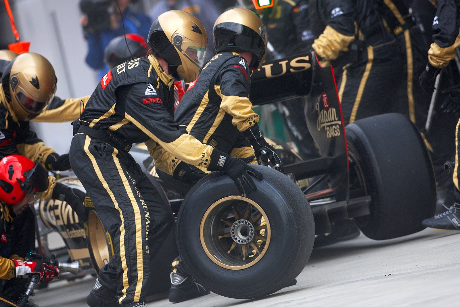 Bruno Senna changes tyres at Lotus Renault GP pits