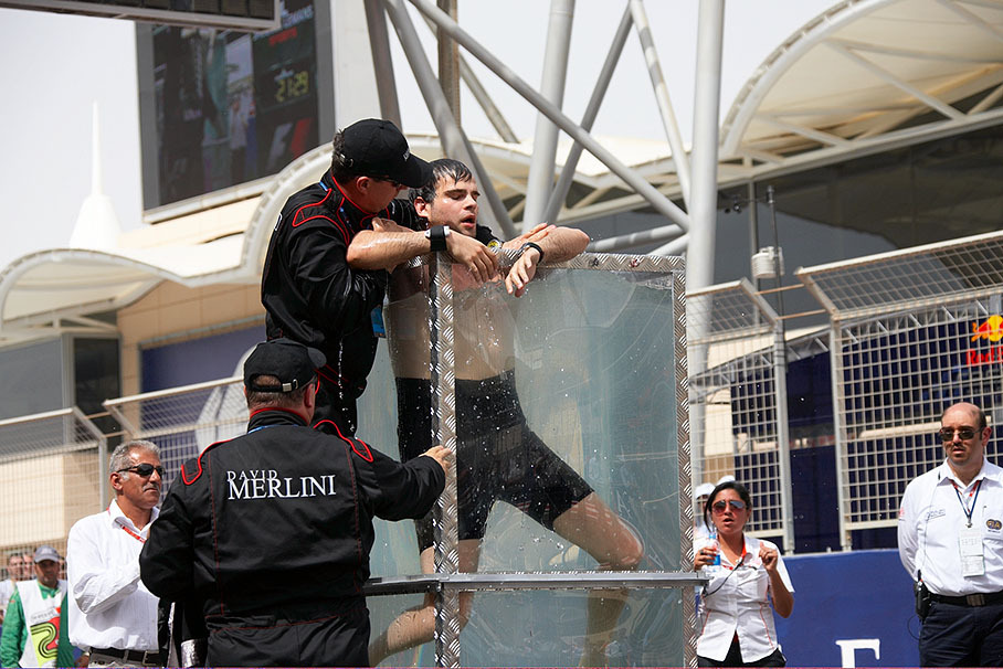 Hungarian artist David Merlini, breaking his record for holdig his breath underwater (21 minutes and 29 seconds).