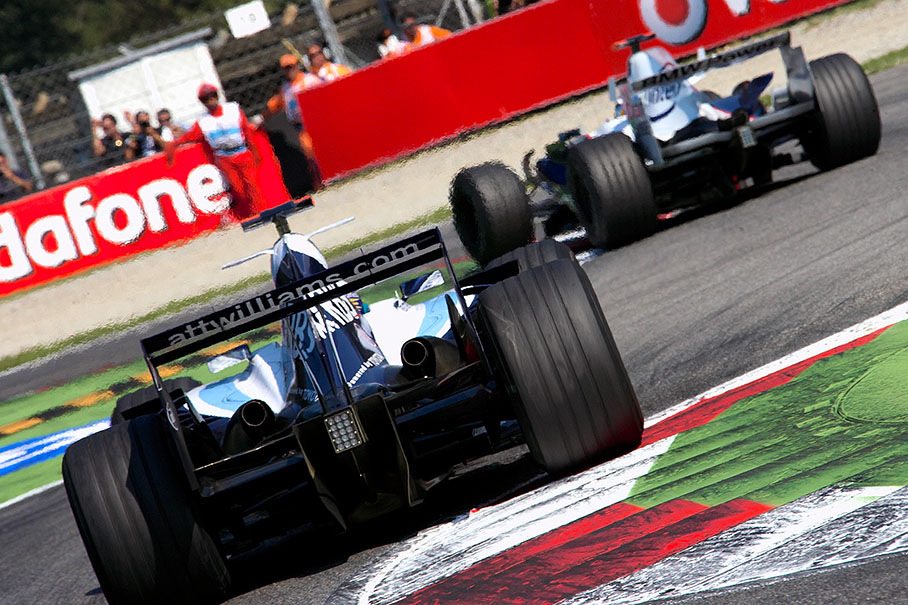 Nico Rosberg paces behind Kubica in the leading group