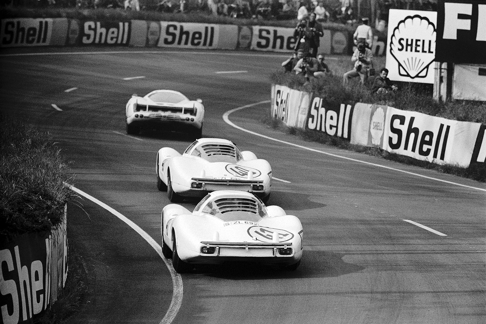 Fifth placed Jo Siffert (CH) and Hans Herrmann (D) on Porsche 907 LH 004 close behind Jochen Rindt (A) and Gerhard Mitter (D) in their Porsche 907 LH 003