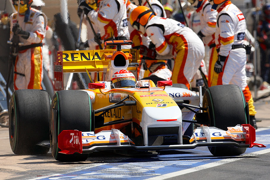 Pit stop finished for Fernando Alonso, Renault F1