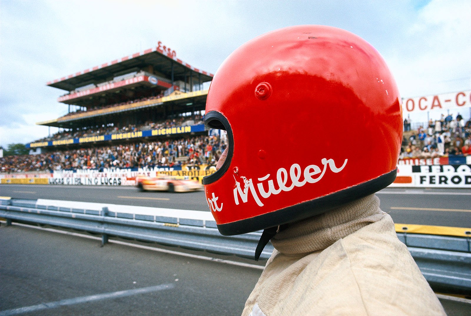 Herbert M¸ller (CH) watches the incoming cars in pitlane