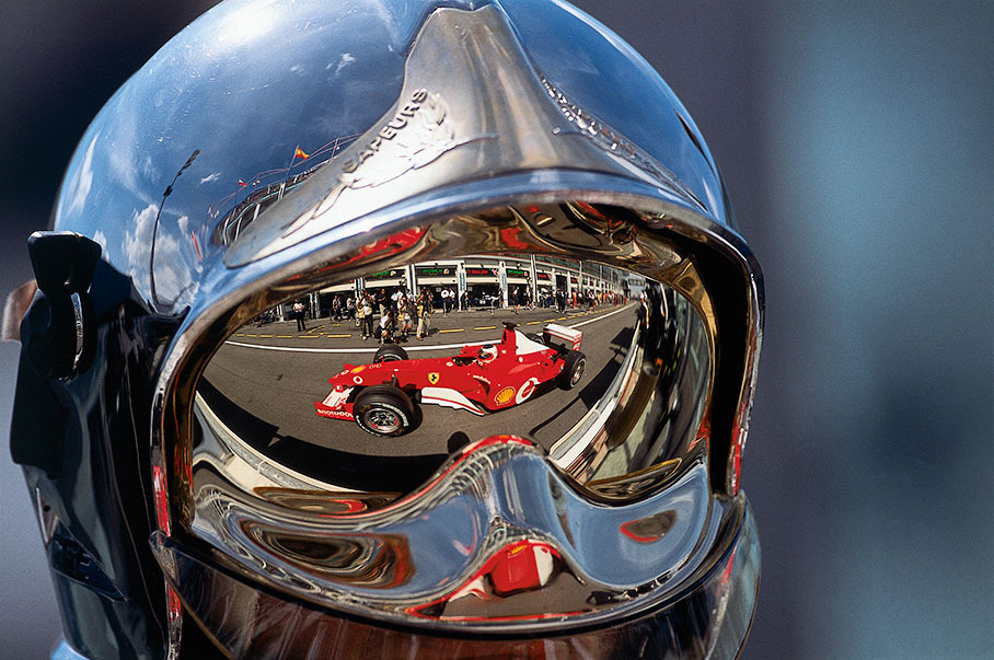 Rubens Barrichello's reflection i a firehelmet